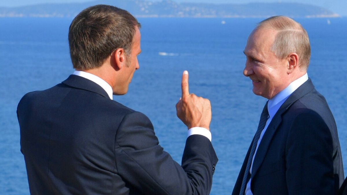 امانوئل ماکرون، رئیس جمهوری فرانسه در کنار ولادیمیر پوتین، همتای روس خود