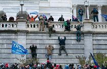 أشخاص موالون للرئيس الأمريكي السابق دونالد ترامب يتسلقون الجدار الغربي لمبنى الكابيتول الأمريكي في واشنطن - 6 يناير 2021.