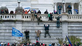 أشخاص موالون للرئيس الأمريكي السابق دونالد ترامب يتسلقون الجدار الغربي لمبنى الكابيتول الأمريكي في واشنطن - 6 يناير 2021.