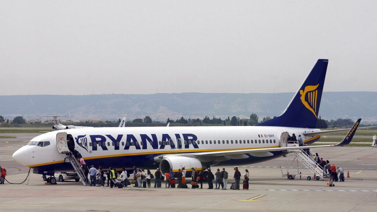 Самолёт ирландской авиакомпании Ryanair принимает на борт пассажиров во французском Провансе. 