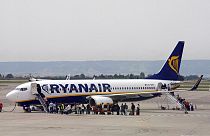 Самолёт ирландской авиакомпании Ryanair принимает на борт пассажиров во французском Провансе.