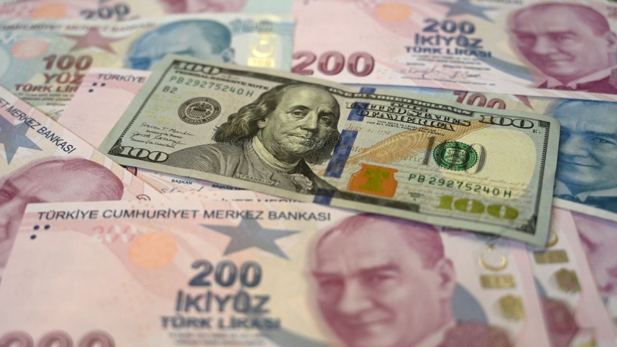 استمرار انخفاض قيمة الليرة التركية أمام الدولار