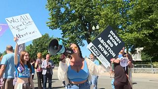 احتجاجات ضد حقوق الإجهاض خارج المحكمة العليا في واشنطن.