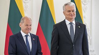 Der litauische Präsident Gitanas Nauseda (rechts im Bild) empfängt den deutschen Kanzler Olaf Scholz