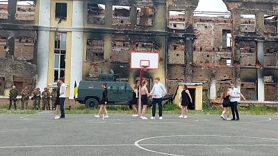 Absolventen einer Schule in Charkiw tanzen einen Walzer in den Ruinen ihrer Schule