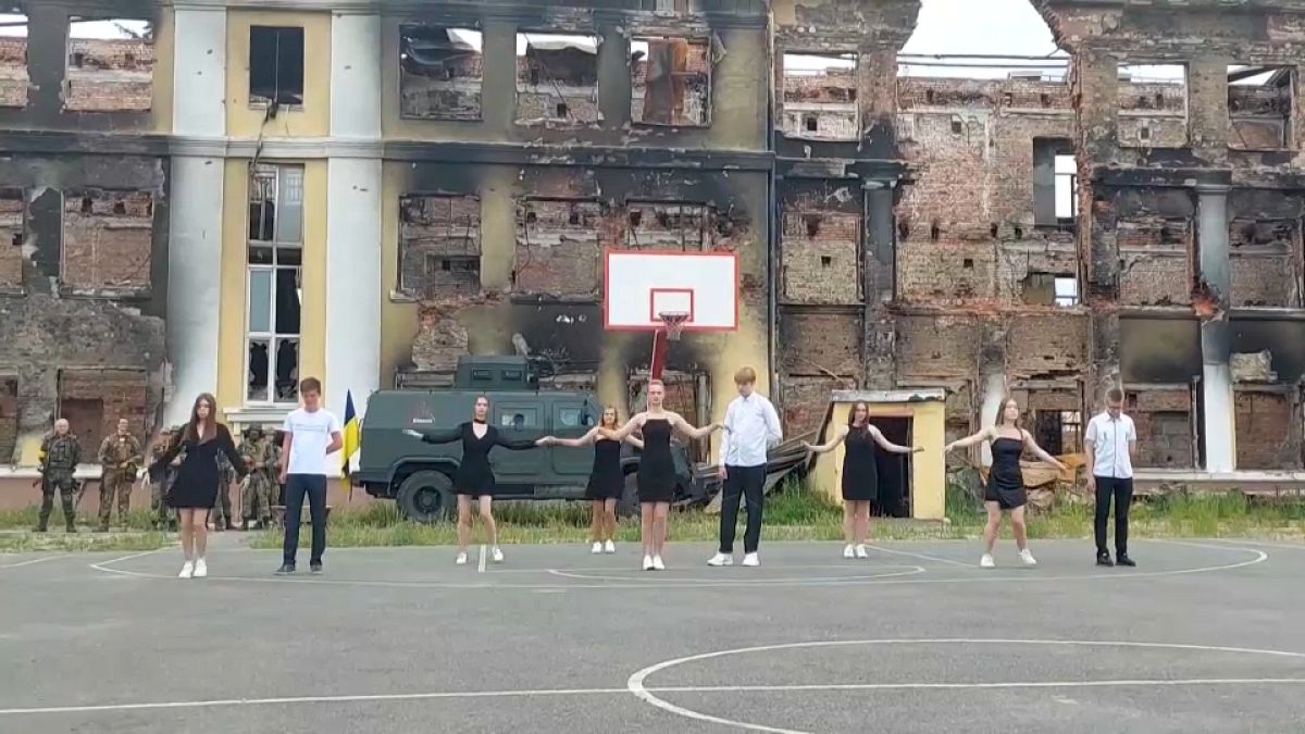 Харьковские выпускники танцуют вальс на руинах школы