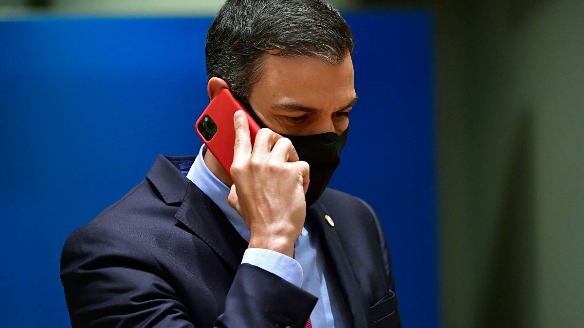 يتحدث رئيس الوزراء الإسباني بيدرو سانشيز على هاتفه الخلوي خلال اجتماع في قمة الاتحاد الأوروبي في بروكسل، الاثنين 20 يوليو 2020
