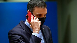يتحدث رئيس الوزراء الإسباني بيدرو سانشيز على هاتفه الخلوي خلال اجتماع في قمة الاتحاد الأوروبي في بروكسل، الاثنين 20 يوليو 2020