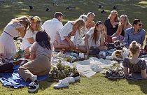 A 2020 júniusában készült képen Szentiván napján piknikeznek együtt svédek egy stockholmi parkban