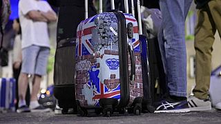 صورة لحقيبة سفر تحمل علم بريطانيا وكتب عليها لندن