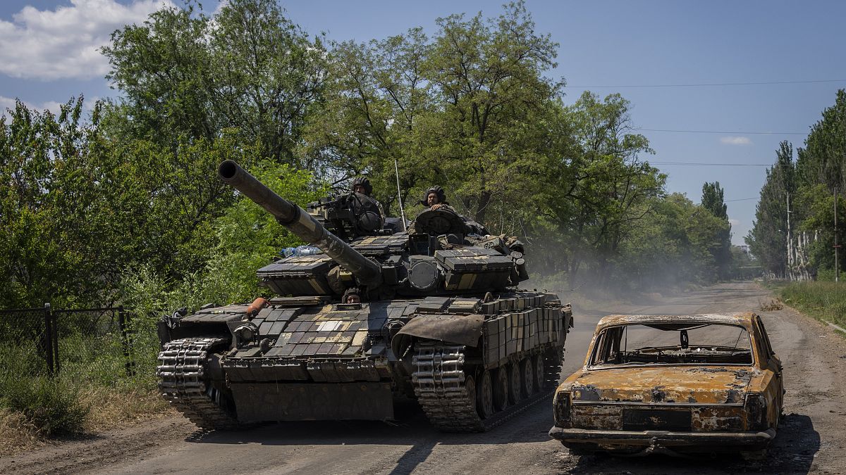جنود أوكرانيون يقودون دبابة بالقرب من خط المواجهة في منطقة دونيتسك بشرق أوكرانيا الاثنين 6 يونيو 2022