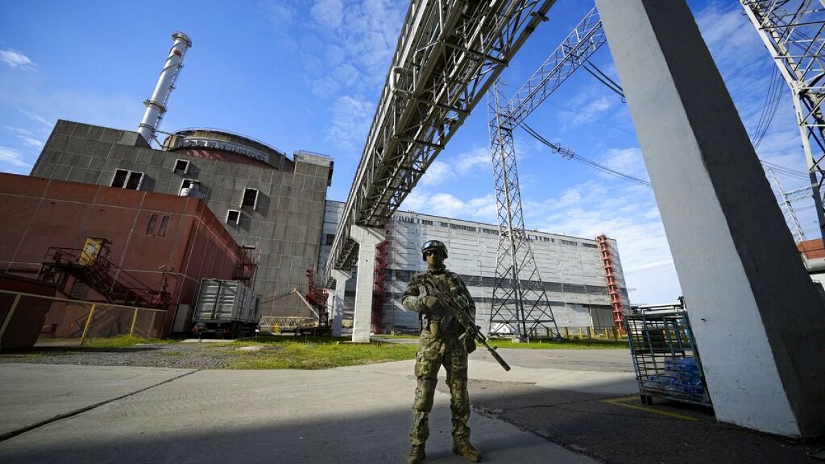  Orosz katona őrködik a zaporizzsjai atomerőmű területén