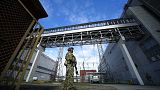 Orosz katonák a zaporizzsjai atomerőmű bejáratánál