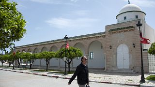 رجل يسير أمام مسجد مغلق في منطقة المرسى خارج تونس العاصمة يوم الاثنين 10 مايو 2021