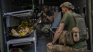 Ein verletzter ukrainischer Soldat wird medizinisch versorgt