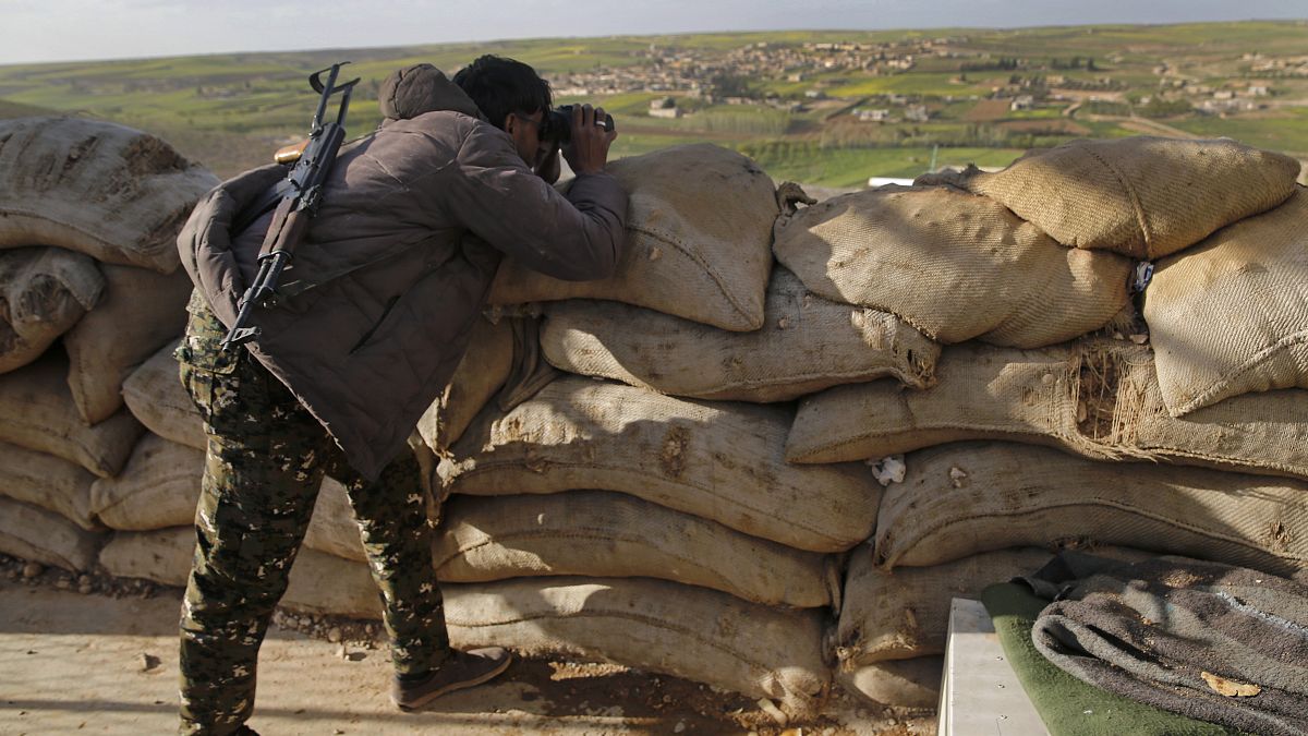 Иллюстрационное фото: курдский солдат т.н. Сирийской демократической армии наблюдает за турецкими позициями