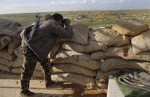 Иллюстрационное фото: курдский солдат т.н. Сирийской демократической армии наблюдает за турецкими позициями