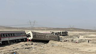 انحراف القطار عن سكته وسط إيران 