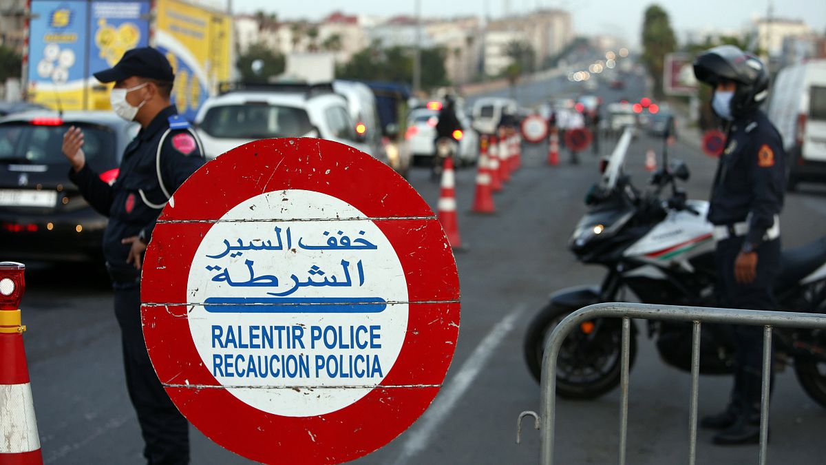 نقطة تفتيش أمنية في الدار البيضاء بالمغرب.