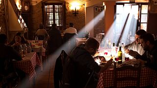 Ebédelő emberek egy spanyol étteremben 2017. december 29-én