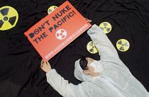 ناشطون بيئىون في كوريا الجنوبية يحتجون ضد خطة اليابان لتصريف المياه المشعة في البحر.