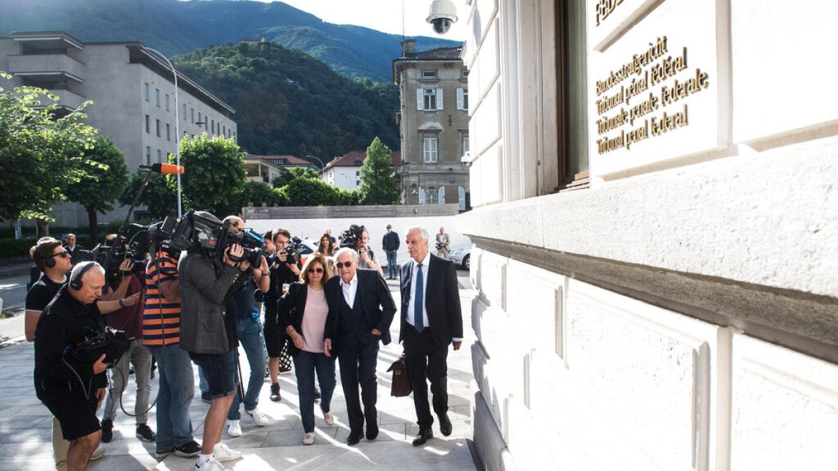Joseph Blatter à entrada do Tribunal Penal de Bellinzona, Suíça