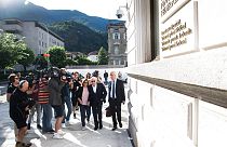 جوزيف بلاتر يصل إلى المحكمة الجزائية الفدرالية في مدينة بيلينتسونا السويسرية.