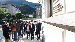 جوزيف بلاتر يصل إلى المحكمة الجزائية الفدرالية في مدينة بيلينتسونا السويسرية.