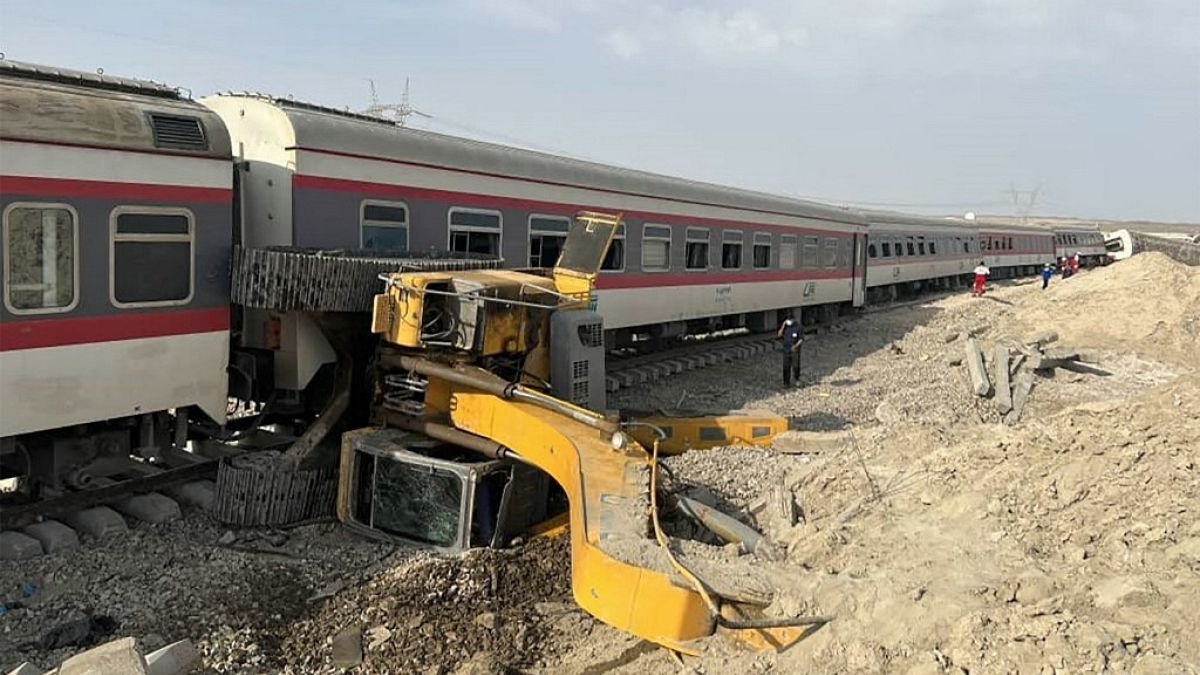 Поезд, сшедший с рельсов после столкновения с экскаватором недалеко от центрального иранского города Табас.