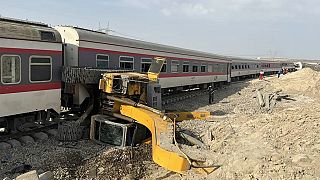 Поезд, сшедший с рельсов после столкновения с экскаватором недалеко от центрального иранского города Табас.
