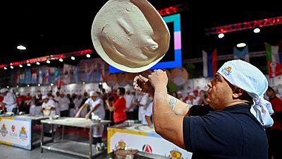Ein Pizza-Bäcker während der 10. Pizza-Weltmeisterschaft in Buenos Aires, Argentinien