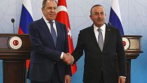 Sergei Lavrov e Mevlut Cavusoglu em conferência de imprensa, em Ancara.