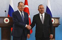 Sergei Lavrov e Mevlut Cavusoglu em conferência de imprensa, em Ancara.