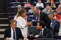 Iratxe Garcia Perez (balról) szociáldemokrata frakcióvezető egyeztet Manfred Weberrel, a néppárti csoport vezetőjével