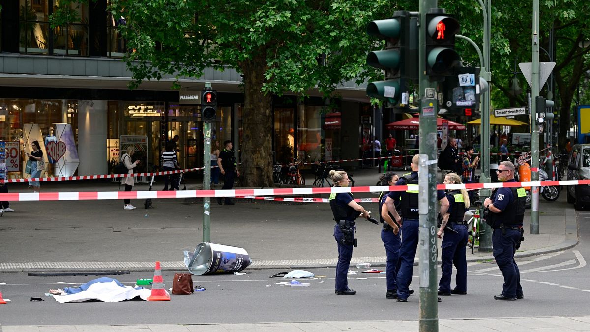 Dispositif de sécurité dans le centre de Berlin, après qu'une voiture ait percuté plusieurs personnes, le 8 juin 2022