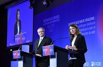 A economista-chefe da OCDE Laurence Boone e o secretário-geral Mathias Cormann na apresentação do relatório em Paris