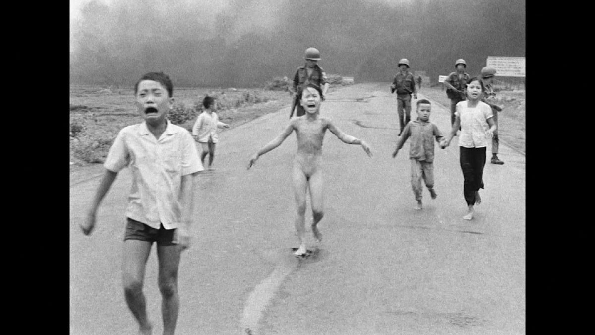 Trang Bang, Vietnam - 8 Juin 1972. Kim Phuc sur la route après une attaque au Napalm