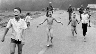 الطفلة كيم فونك تركض مع مجموعة أطفال بعد قصف للطائرات على قريتهم