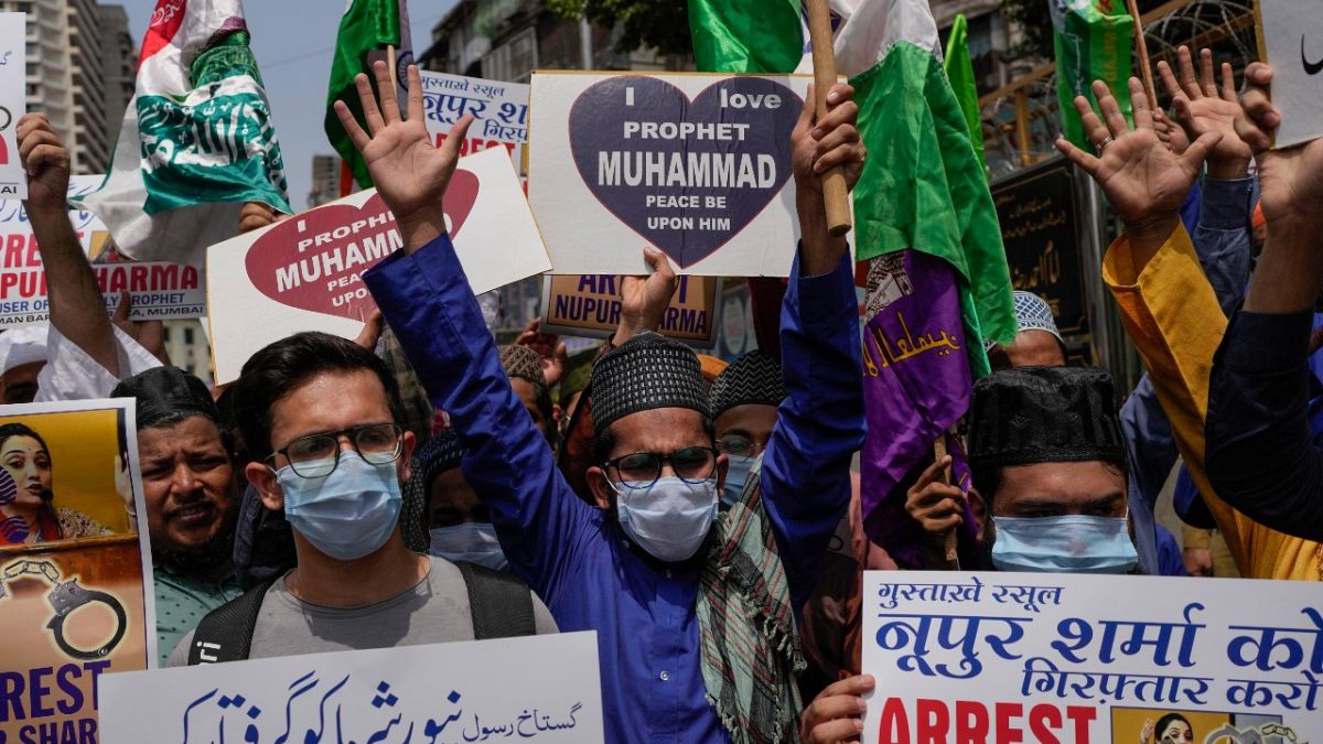 متظاهرون هنود خلال احتجاج على تصريحات مسيئة للإسلام في مومباي، الهند.