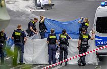Des policiers couvrent un cadavre après qu'une voiture ait percuté des passants dans le centre de Berlin, en Allemagne, 8 juin 2022.