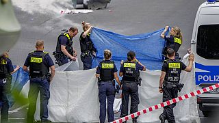 Des policiers couvrent un cadavre après qu'une voiture ait percuté des passants dans le centre de Berlin, en Allemagne, 8 juin 2022. 