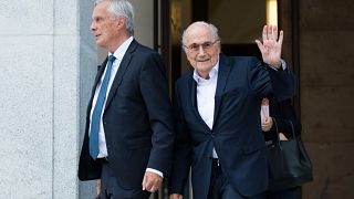 Sepp Blatter beim Verlassen des Gerichtsgebäudes