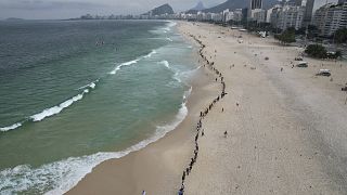 جدار بشري رمزي أمام البحر في ريو دي جانيرو- جانب من فعالية بمناسبة اليوم العالمي للمحيطات 08/06/2022
