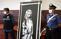 L'œuvre d'art volée peinte par Banksy dévoilée par les autorités italiennes à L'Aquila, le 11 juin 2020 .