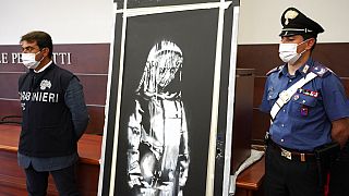 L'œuvre d'art volée peinte par Banksy dévoilée par les autorités italiennes à L'Aquila, le 11 juin 2020 . 