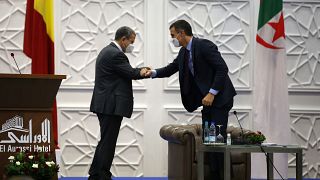 رئيس الوزراء الإسباني بيدرو سانشيز يصافح رئيس الوزراء الجزائري عبد العزيز في الجزائر العاصمة 2020