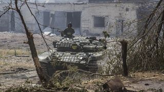 دبابة أوكرانية خلال قتال عنيف على خط المواجهة في سيفيرودونتسك بمنطقة لوهانسك بأوكرانيا .