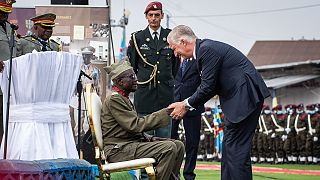 Fülöp belga király üdvözli a második világháború utolsó kongói veteránját, a 100 éves Albert Kunyuku tizedest Kinshasában 2022. június 8-án