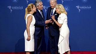 Joe Biden et son épouse Jill accueillent le couple présidentiel argentin à l'ouverture du Sommet des Amériques