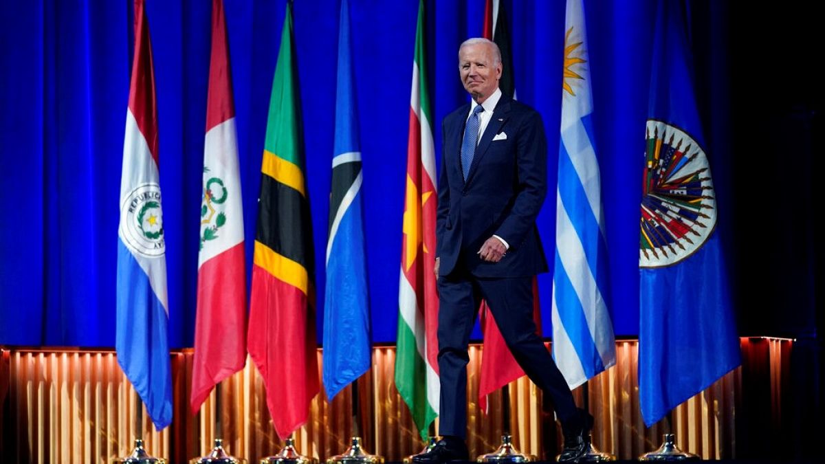 Joe Biden a csúcstalálkozó színpadán